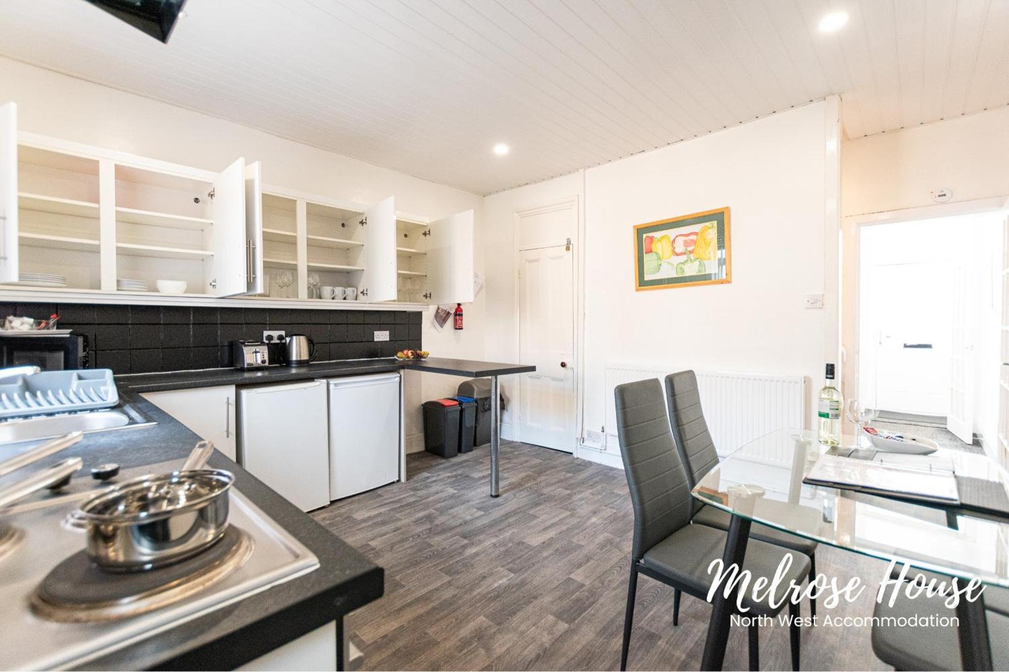 Manchester Work Stays 2Br Home With Parking & Wifi Exterior photo