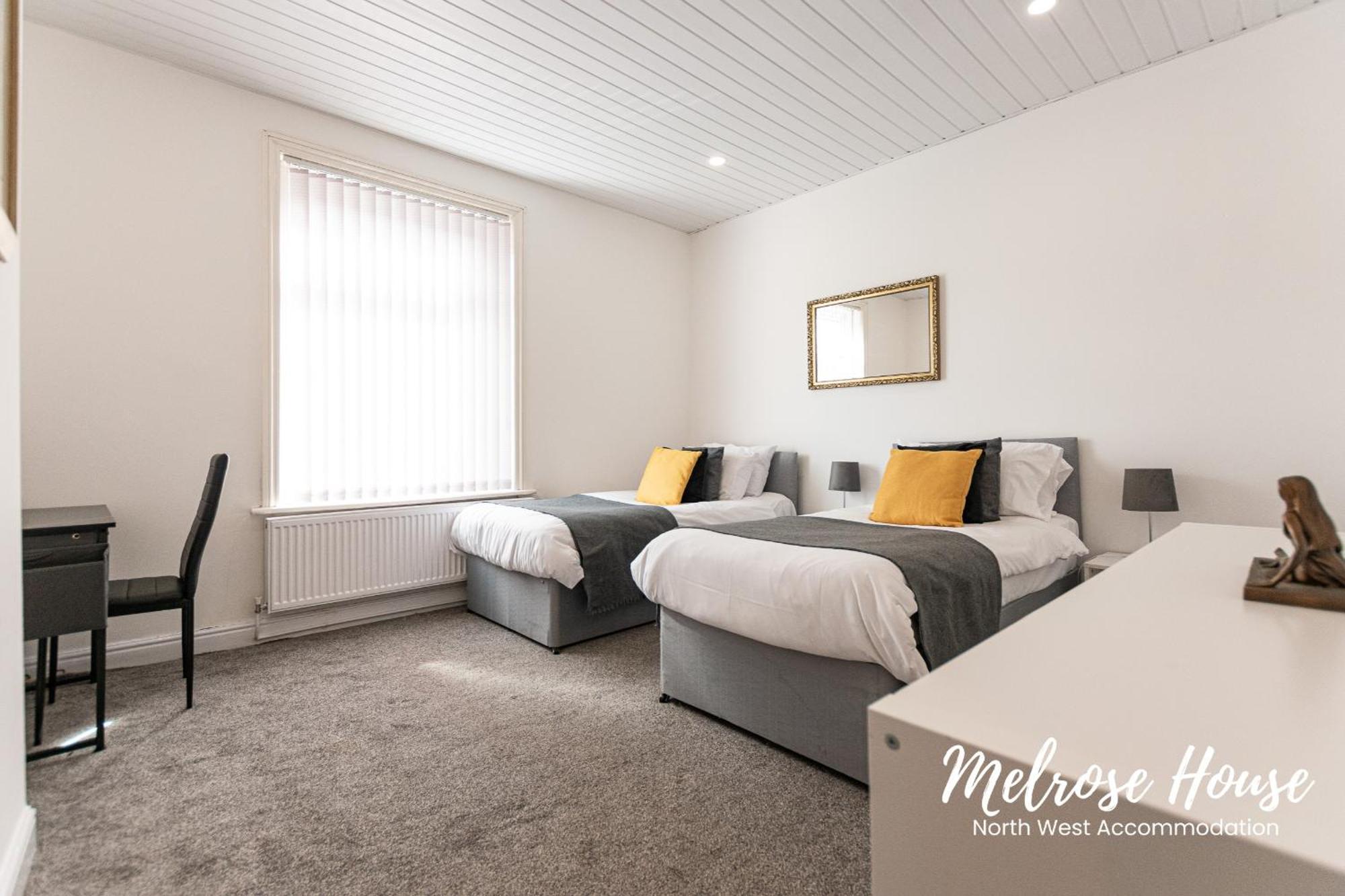 Manchester Work Stays 2Br Home With Parking & Wifi Exterior photo