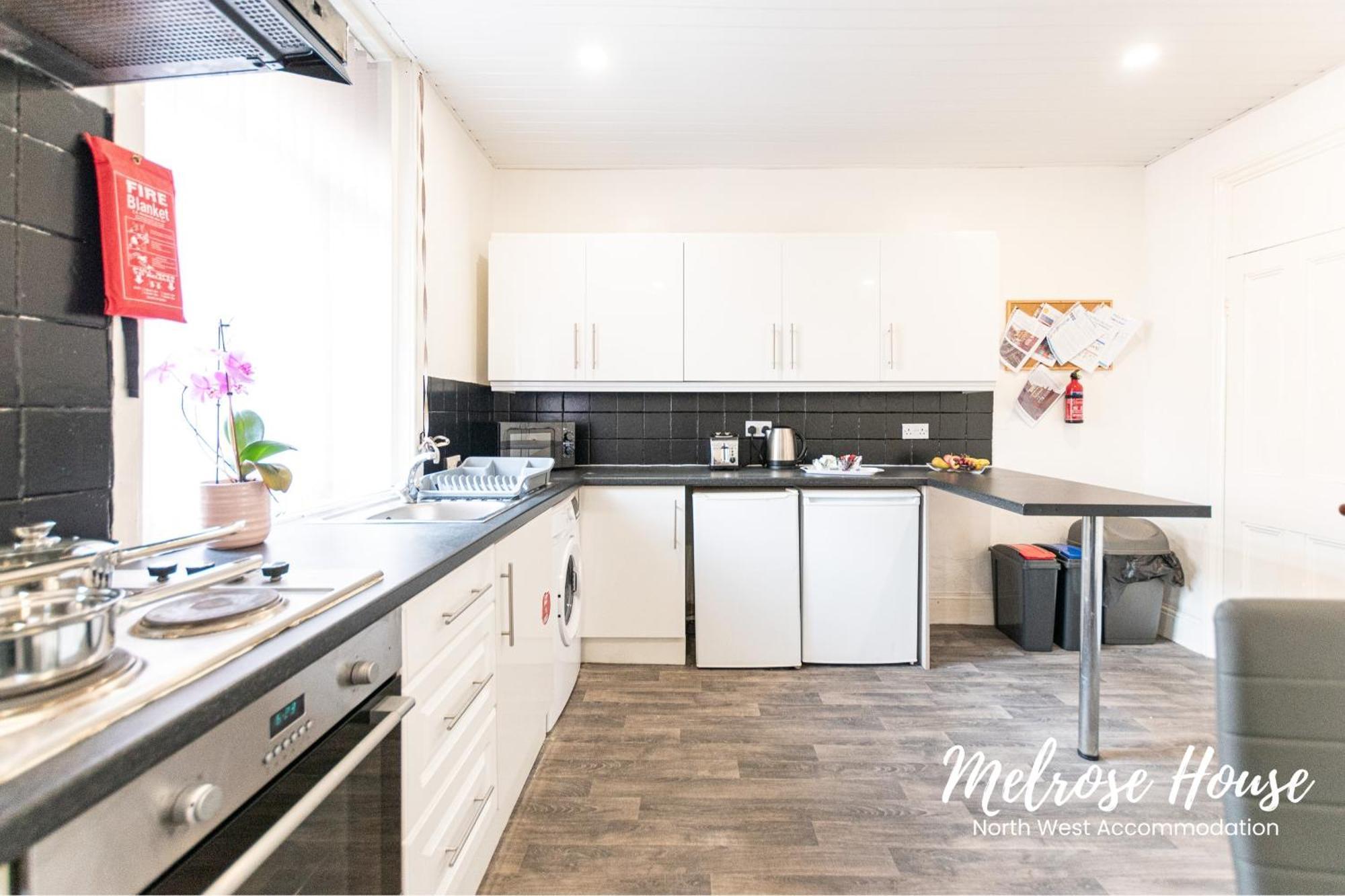 Manchester Work Stays 2Br Home With Parking & Wifi Exterior photo