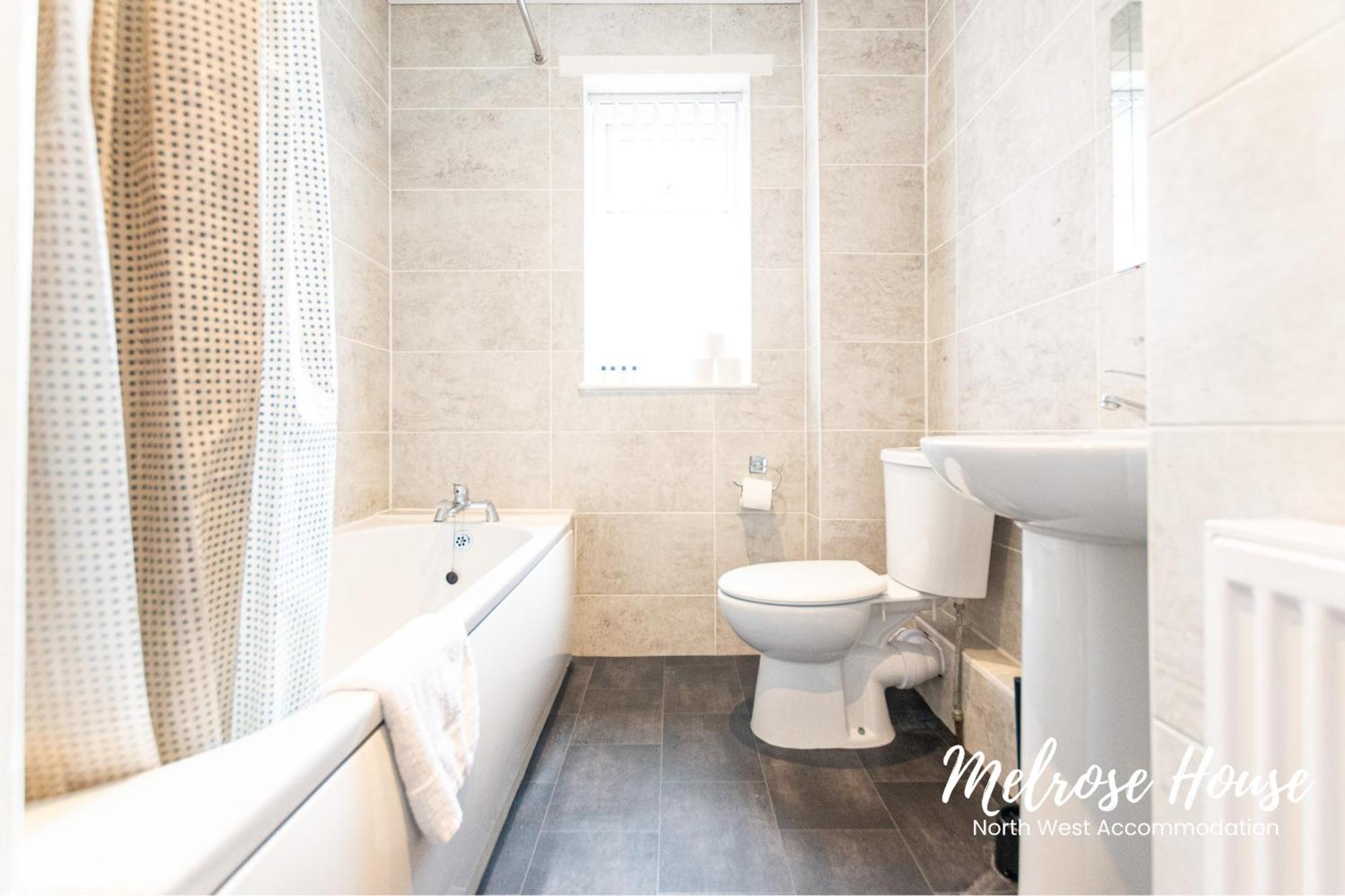 Manchester Work Stays 2Br Home With Parking & Wifi Exterior photo